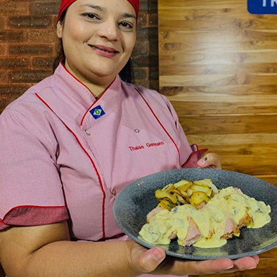 Lombo temperado com molho de mostarda e batatas coradas – Chef Thaise Germano